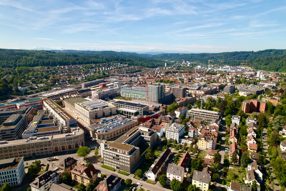Luftaufnahme von Winterthur mit Blick auf Wohngebiete, Industrie und grüne Hügel