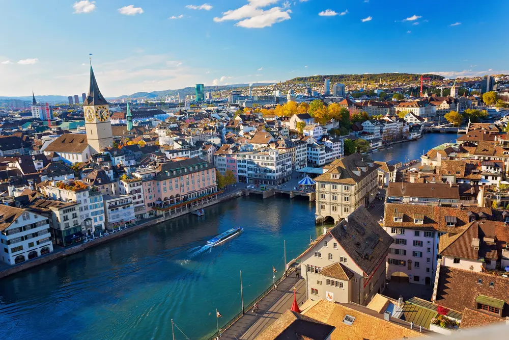 Luftaufnahme der Altstadt von Zürich mit der Limmat und dem St. Peter Kirchturm