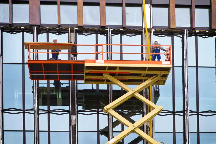 look02-01 Glaser arbeiten auf einer Hebebühne an der Montage von Fensterglas an einer modernen Glasfassade.